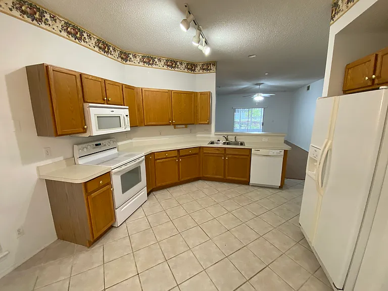 710 Harvard Ct — Photo 4