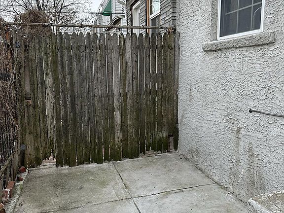2nd image of 1831 E Clementine St