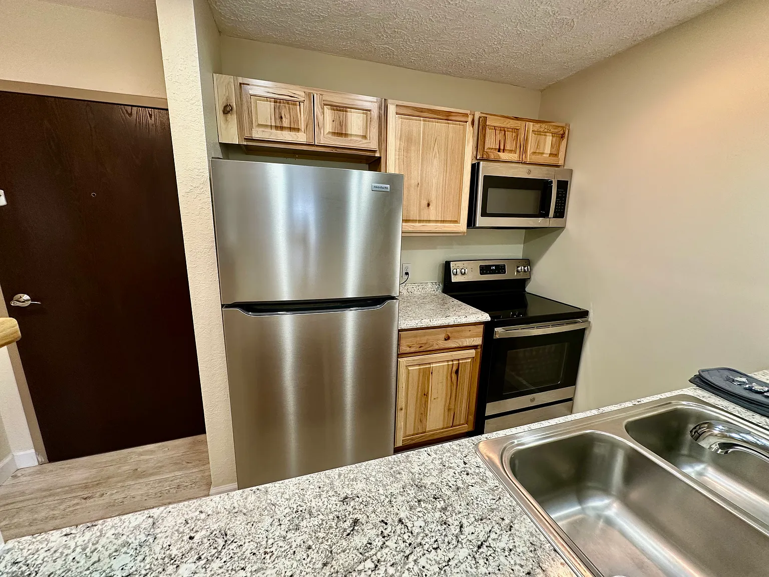 2 bed, 850 sqft, $1,550 — Photo 2