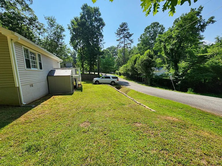 2635 Poplar Ln — Photo 3