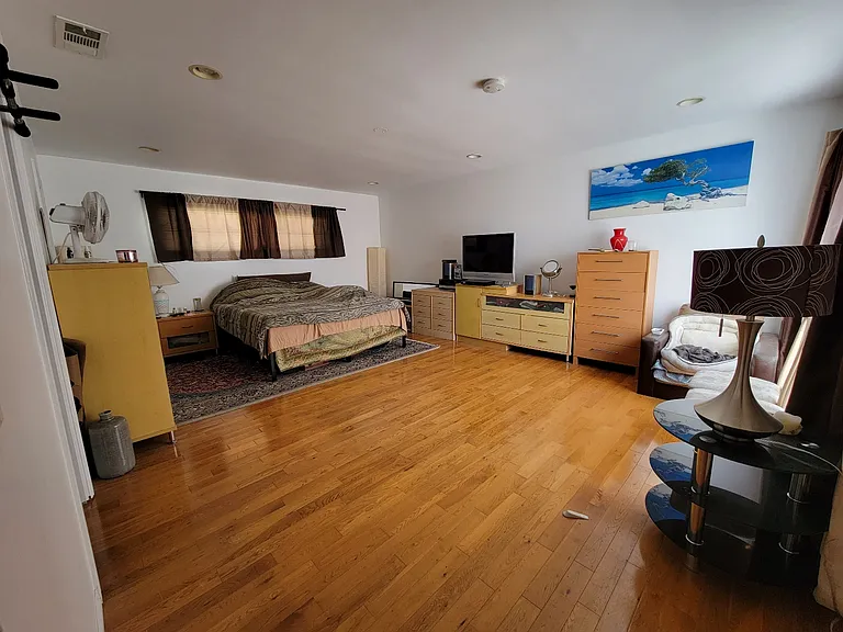 2452 Colby Ave — Photo 15