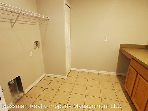3rd image of 352 Bell Blvd S