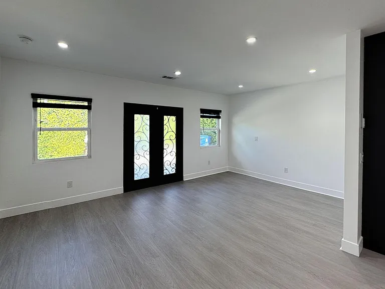 1206 N Alexandria Ave — Photo 6