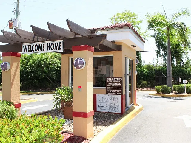 Sunshine Lakes Apartments — Photo 3