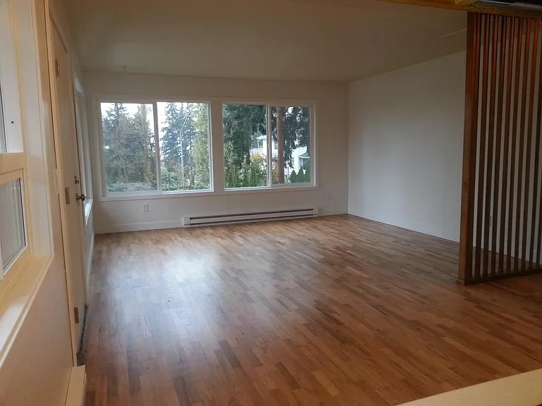 1804 Lakeway Dr — Photo 2