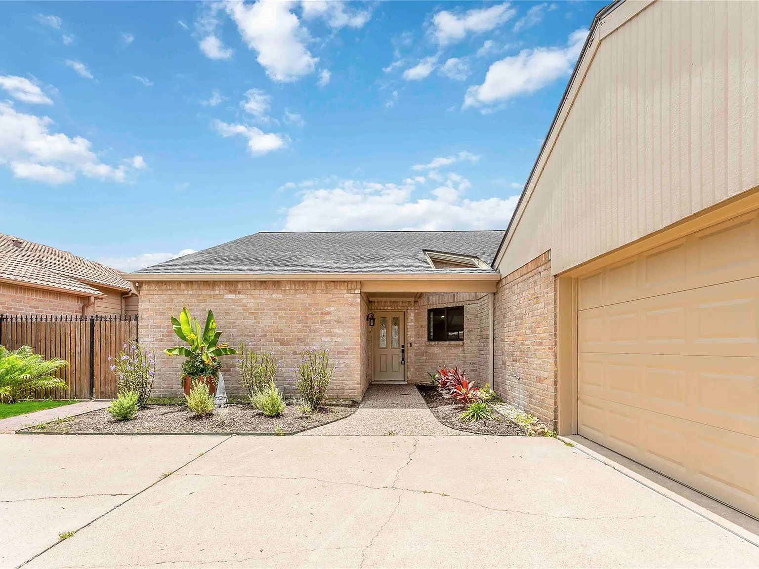 3 bed, 2.0 bath, 2110 sqft, $2,900 — Photo 2