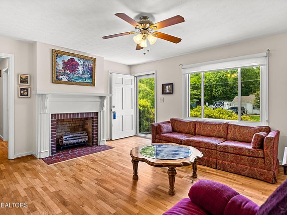 5th image of 1218 Redwood Ave