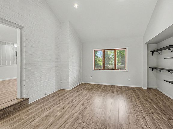 4th image of 2361 Pine View Dr