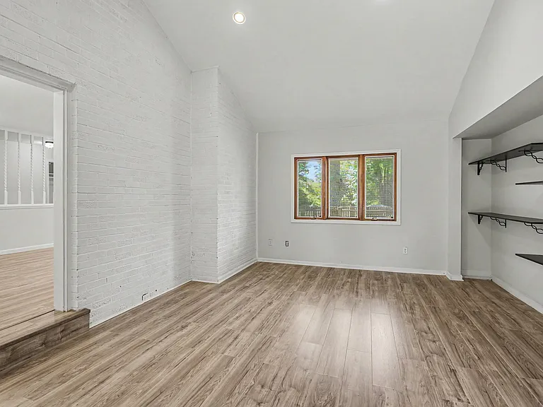 2360 Pineview — Photo 3