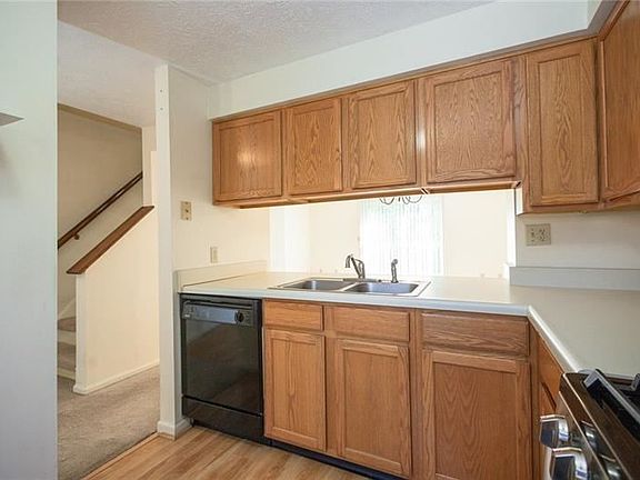 4th image of 2545 Hawthorne Dr