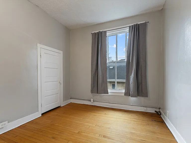 Essex Apartments — Photo 18