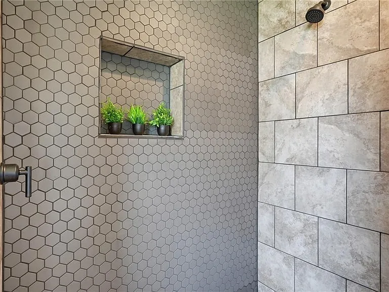 651 W Wilson Ave — Photo 12