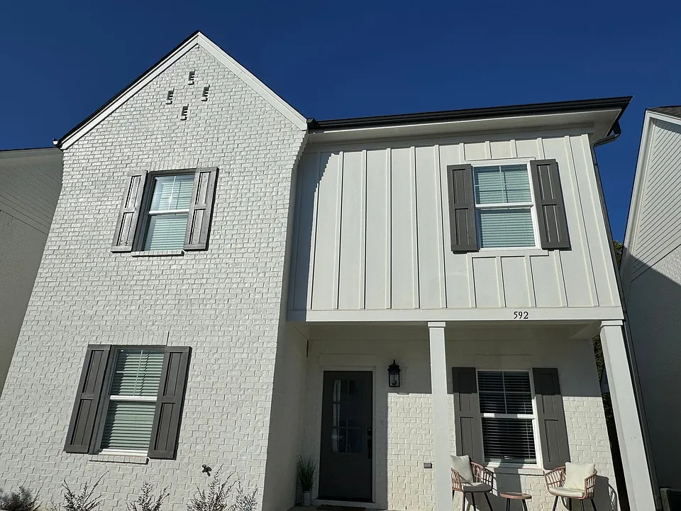 592 Meadow Crest Cir