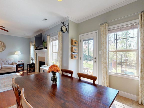 4th image of 909 Vicar Ln