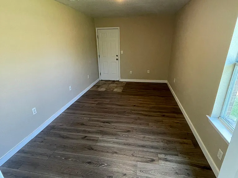 951 W Elm St — Photo 5
