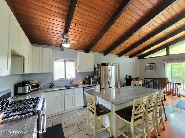 1708 Rolling Hills Dr, Tobyhanna, PA 18466