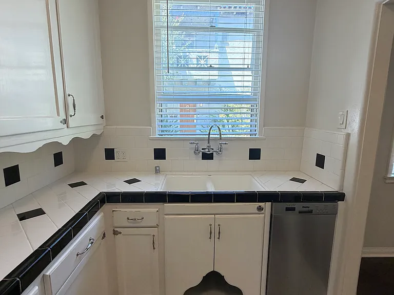 1047 S Orange Grove Ave #1 — Photo 12
