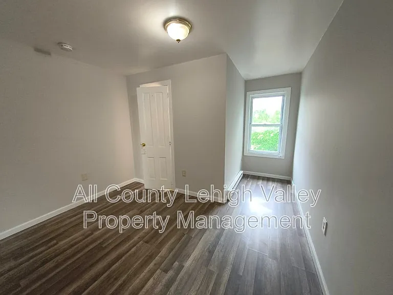 339 W Lincoln St — Photo 8