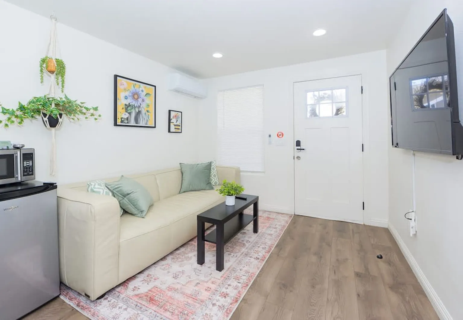 Stylish Guesthouse w/ Free Parking Near DTLA — Photo 2
