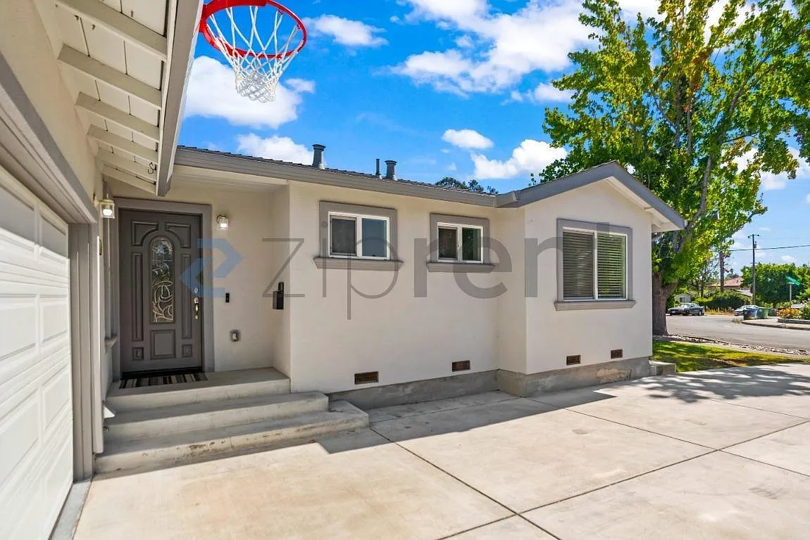 5 bed, 1756 sqft, $4,950 — Photo 3