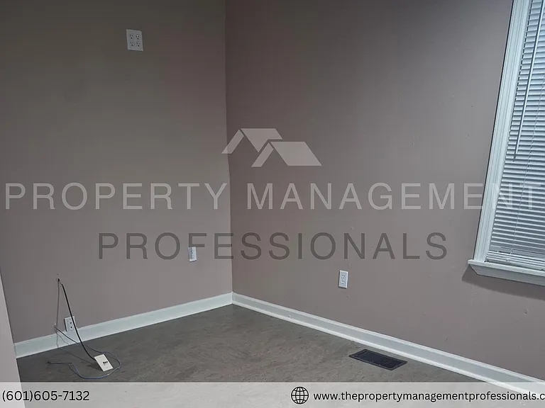 348 Colonial Dr — Photo 9