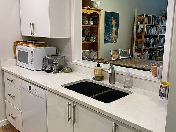 3rd image of 622 Farnham Rd #27