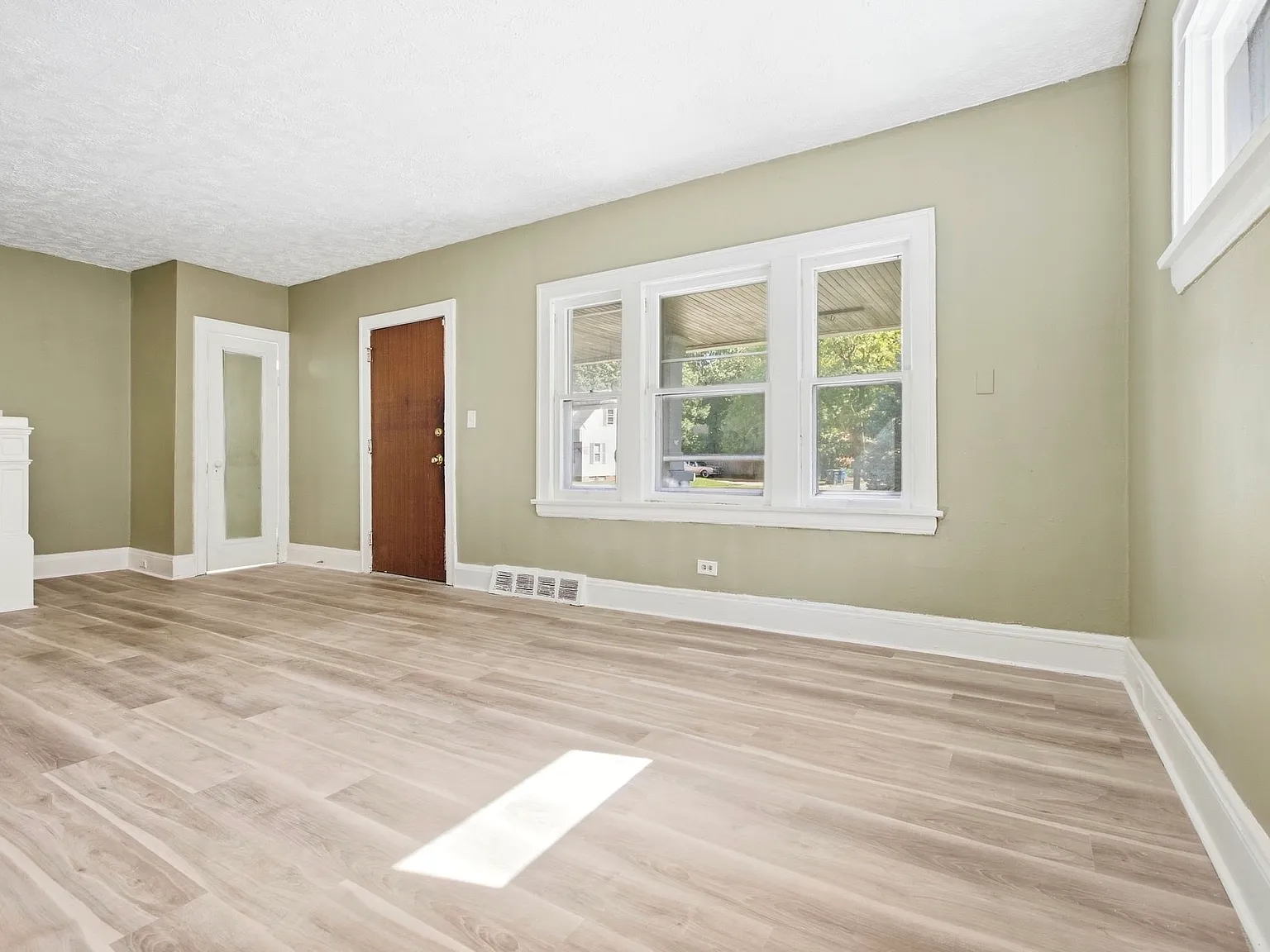 3 bed, 1182 sqft, $1,300 — Photo 2