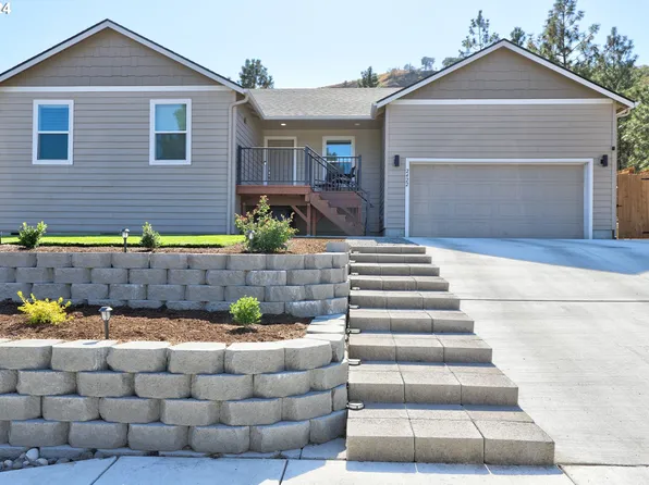 2422 W 14th St, The Dalles, OR 97058