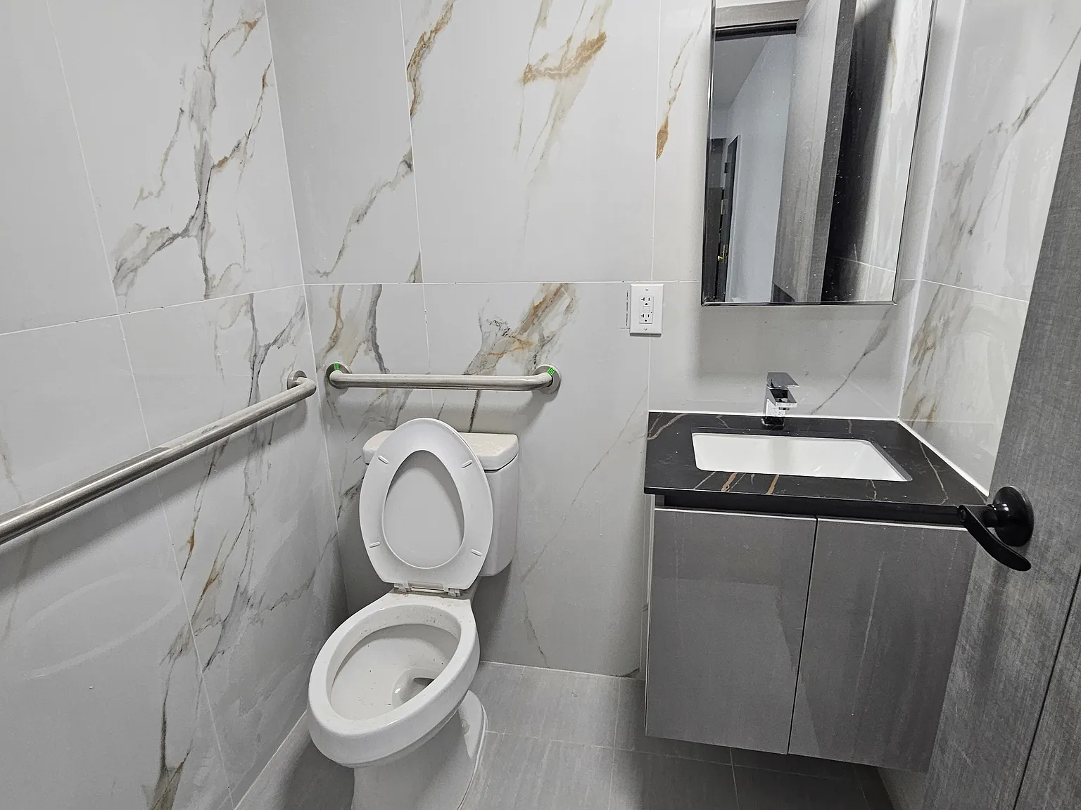3 bed, 1.5 bath, $3,400 — Photo 2