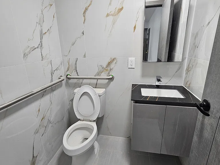 1724 W 13th St #1F — Photo 5