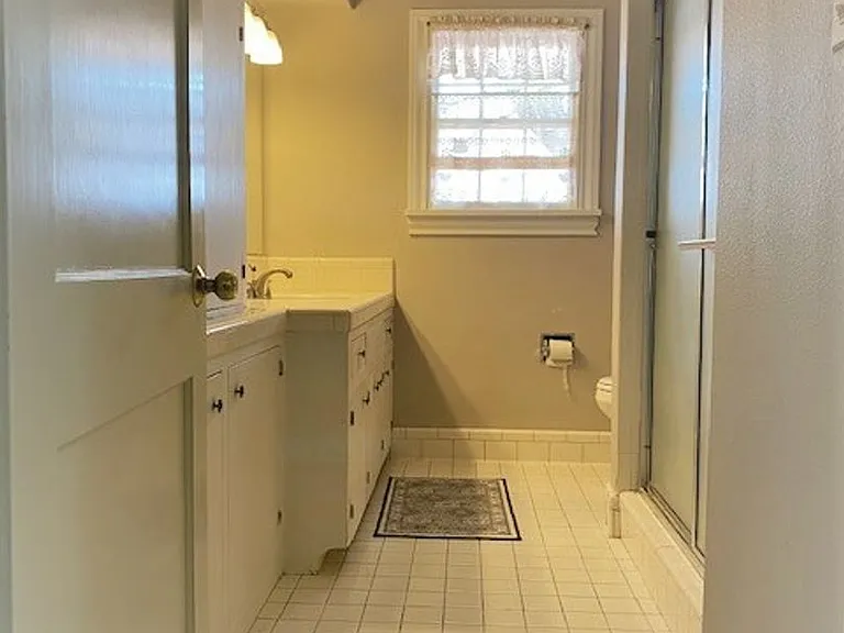 1107 S Yates St — Photo 16