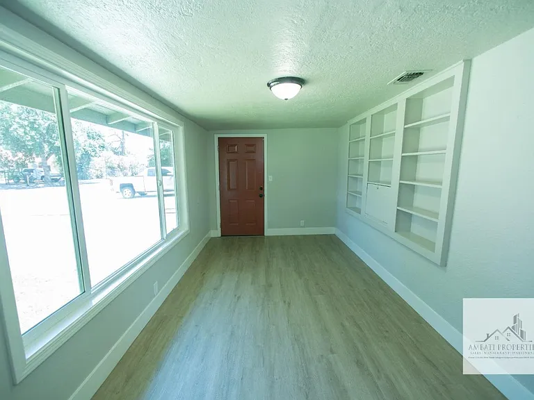 1136 E Griffith Way — Photo 4