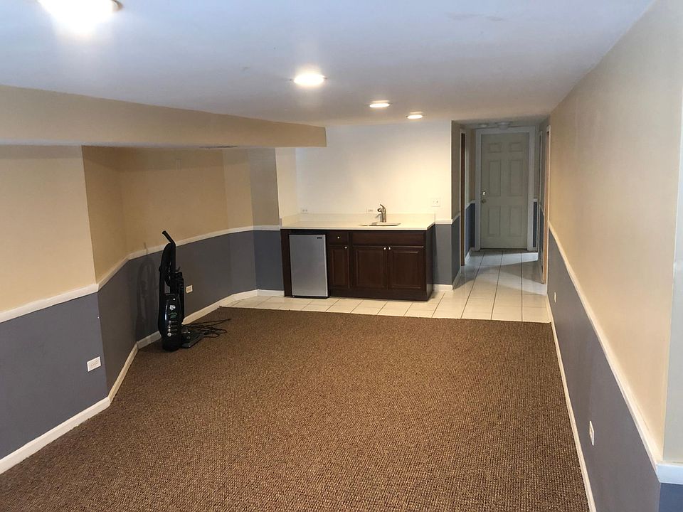 2nd image of 1328 W Roscoe St #1