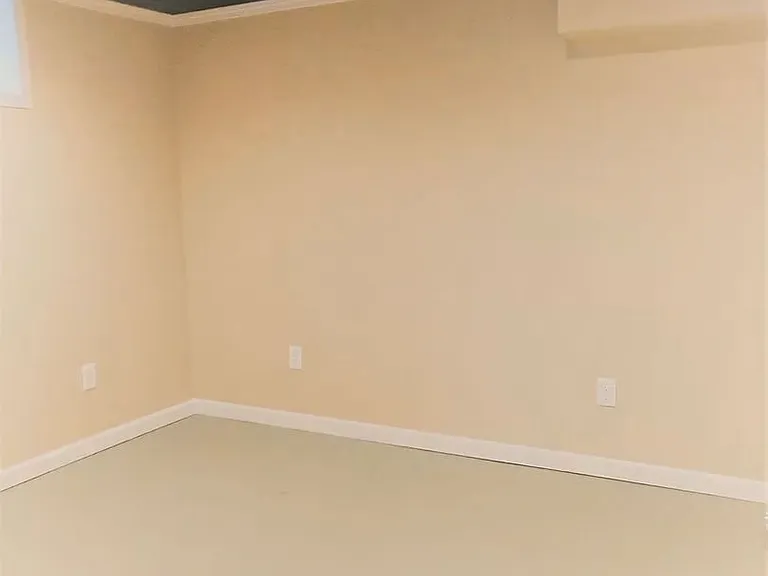 1093 Lawrence Dr — Photo 15