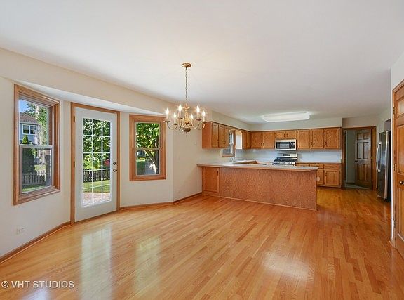 5th image of 946 E Rosewood Ave