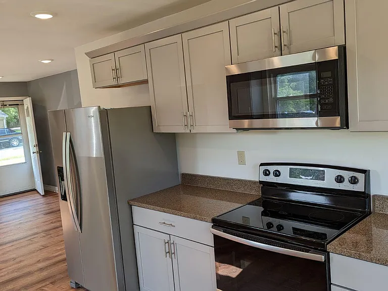 518 Brookview Ct — Photo 3