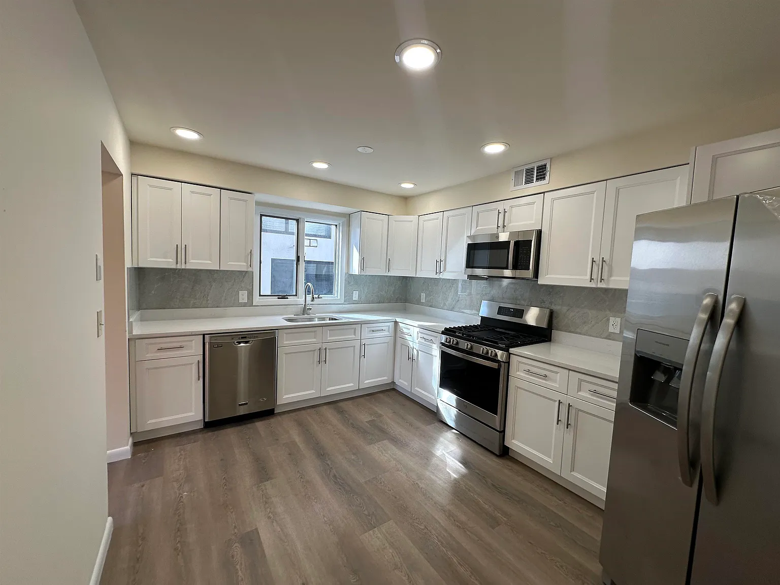 3 bed, 2.0 bath, 1250 sqft, $3,995 — Photo 4