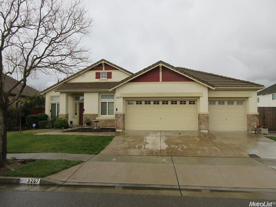 1st image of 3257 Malcolm Island St