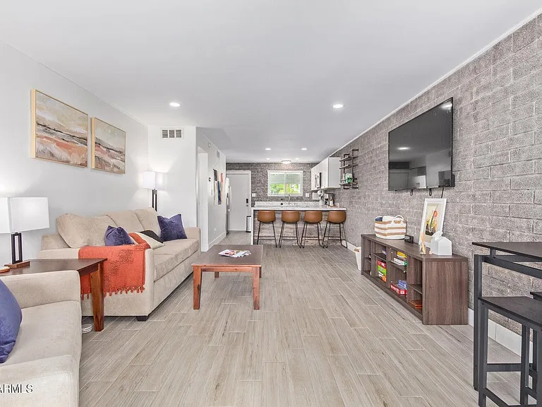 6936 E 4th St #7 — Photo 3