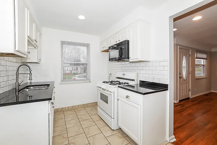 3 bed, 2.0 bath, 1072 sqft, $1,645 — Photo 4