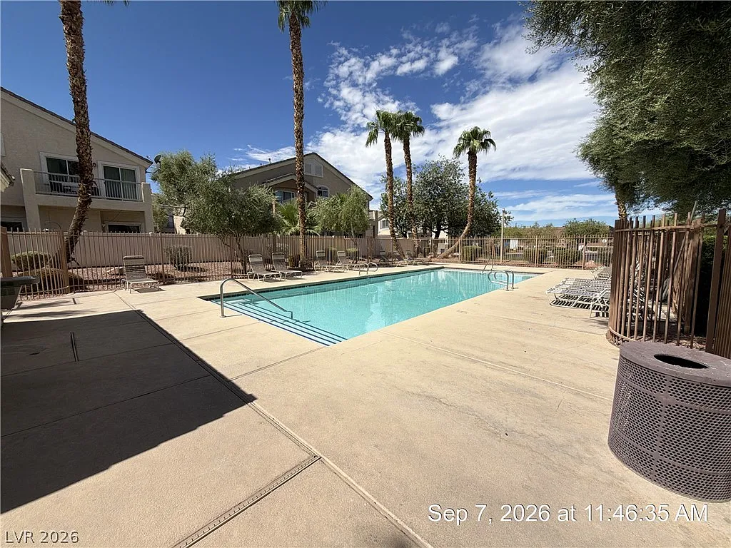3 bed, 2.5 bath, 1423 sqft, $1,732 — Photo 3