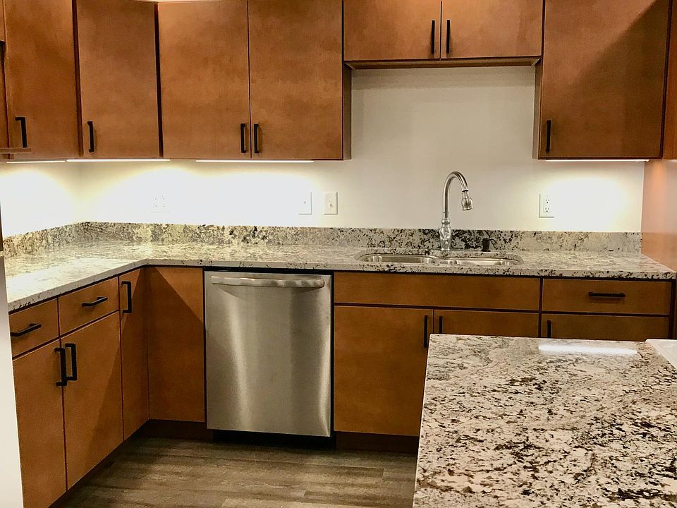 Newly remodeled kitchen, granite countertops.