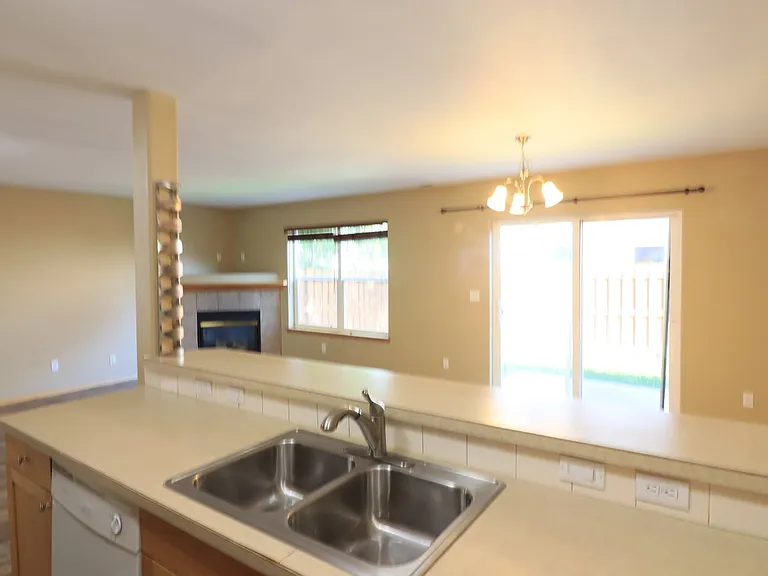 2807 SW Indian Cir — Photo 3