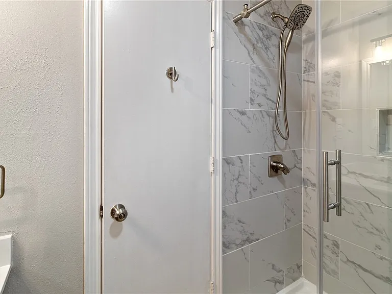 2100 Southwood Dr #4 — Photo 10