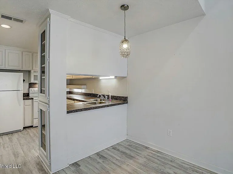 200 Woodgreen Dr — Photo 4