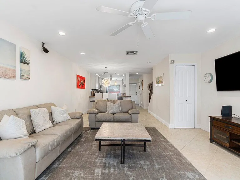 842 SE 19th Ave #103 — Photo 11