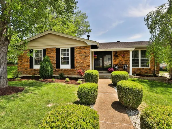 656 Hickory Knoll Ct, Ballwin, MO 63021