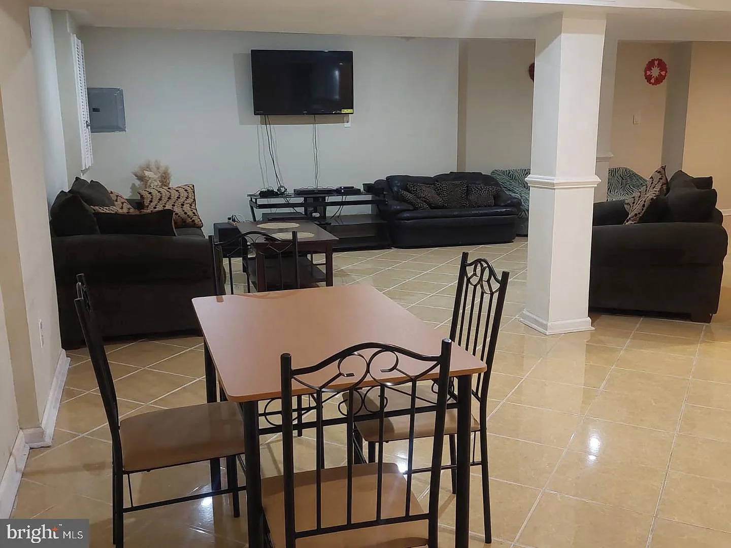 2 bed, 4256 sqft, $2,100 — Photo 2