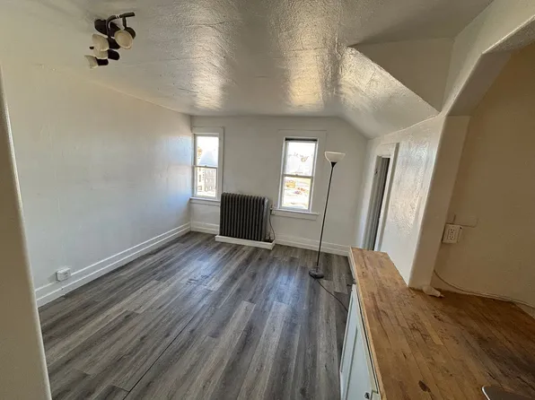 218 Kansas St Apartment