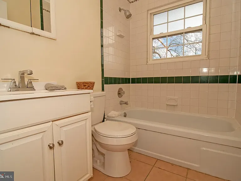 214 N Bradford St — Photo 9